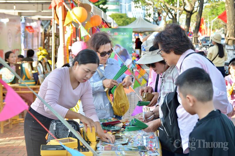 Lễ hội Tết Việt gồm chuỗi các hoạt động văn hóa, thương mại, tạo điểm đến cho người dân và du khách “check-in” khi Tết Nguyên đán  đang đến gần. Ảnh: Ngọc Thảo
