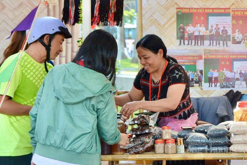 Sản vật miền núi Đà Nẵng thu hút đông đảo người dân tham quan, mua sắm. Ảnh: Ngọc Thảo