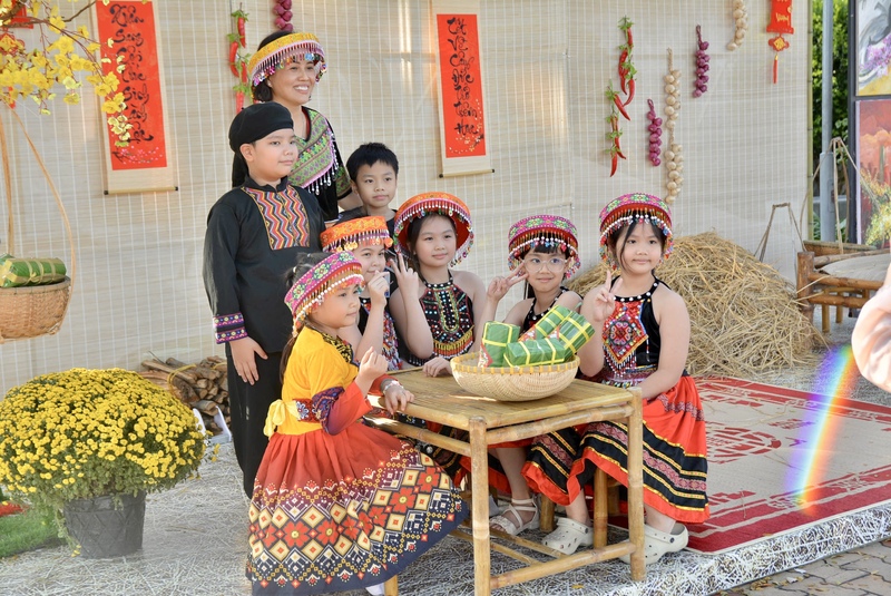 Các em nhỏ "check-in" với không gian tái hiện Tết xưa. Ảnh: Ngọc Thảo