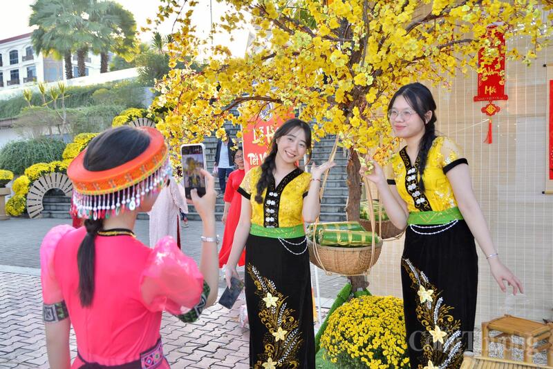 Các khu vực check-in được trang trí rực rỡ sắc xuân trở thành điểm chụp ảnh yêu thích của quan khách, đặc biệt là giới trẻ. Ảnh: Ngọc Thảo