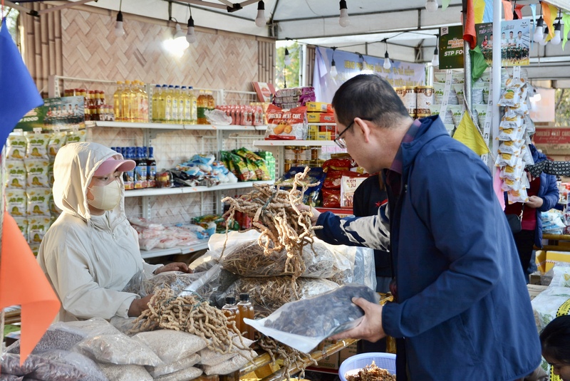 “Thông qua việc tổ chức không gian phiên chợ Tết, phường Hải Châu mong muốn hỗ trợ địa phương kết nghĩa quảng bá sản phẩm nông sản vùng cao, mở rộng thị trường tiêu thụ, tạo thêm trải nghiệm cho người dân và du khách khi tham gia lễ hội”, Chủ tịch UBND phường Hải Châu Nguyễn Văn Duy chia sẻ. Ảnh: Ngọc Thảo