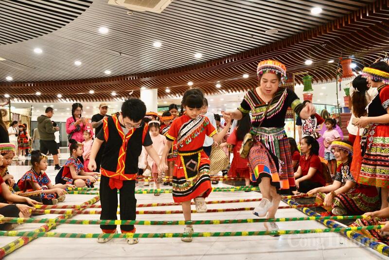 Không gian trò chơi dân gian. Ảnh: Ngọc Thảo