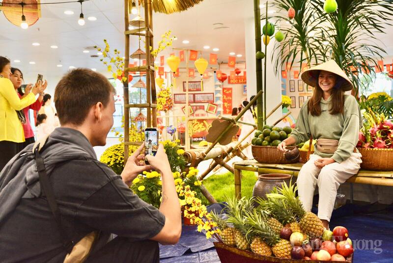 Theo Chủ tịch UBND quận Hải Châu Nguyễn Văn Duy, điểm nhấn của Lễ hội "Tết Việt - Bính Ngọ 2026" là không gian tái hiện Tết xưa của nhiều vùng miền trên cả nước, được xây dựng bởi các trường Tiểu học trên địa bàn. Ảnh: Ngọc Thảo