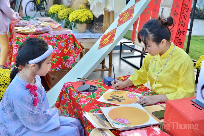 Hoạt động xin chữ đầu năm tại không gian thư pháp “Nét Xuân xuống phố” mang ý nghĩa cầu chúc may mắn, bình an trong năm mới.  Ảnh: Ngọc Thảo