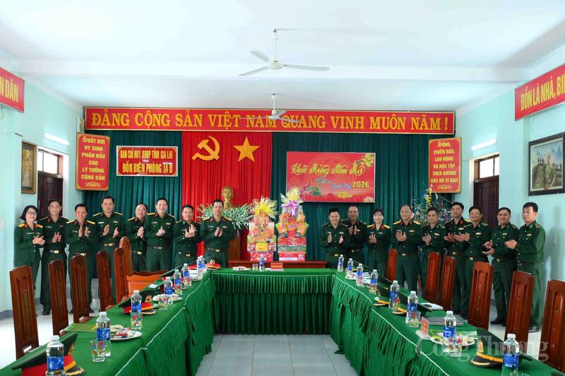 Đoàn Kinh tế - Quốc phòng 715, Binh đoàn 15 thăm hỏi, chúc Tết cấp ủy, chính quyền địa phương và các lực lượng đứng chân trên địa bàn.