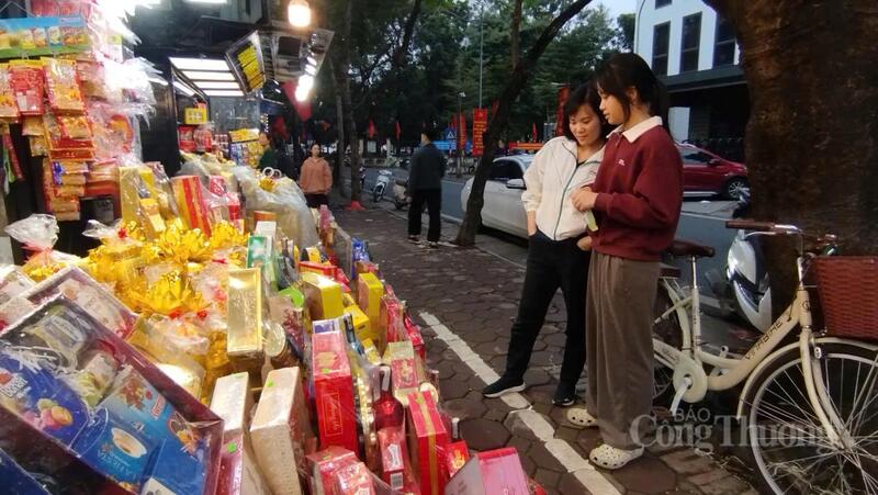 Người dân đã bắt đầu đi thăm quan, mua sắm giỏ quà Tết