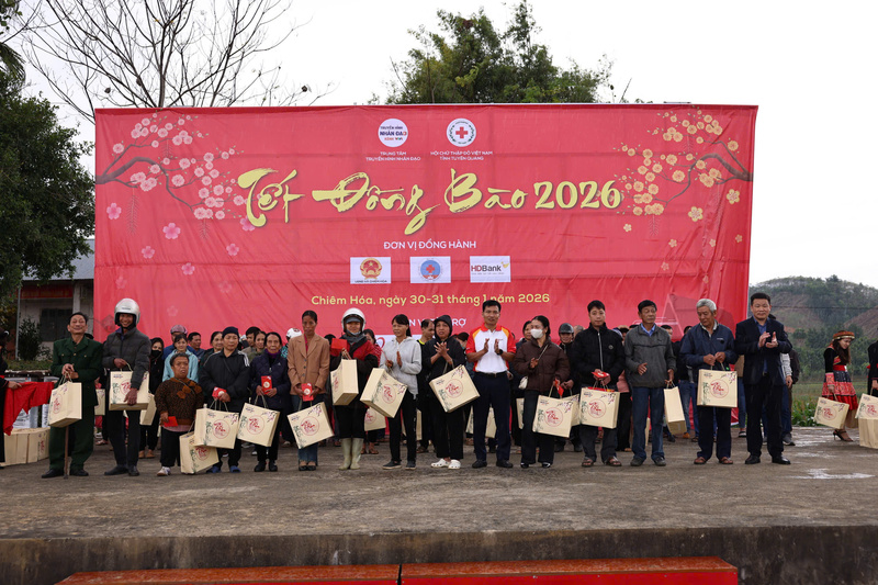 500 suất quà của các nhà tài trợ “Tết đồng bào 2026” gửi tới những gia đình có hoàn cảnh khó khăn xã Chiêm Hoá, tỉnh Tuyên Quang. Ảnh: Hạnh Nguyên