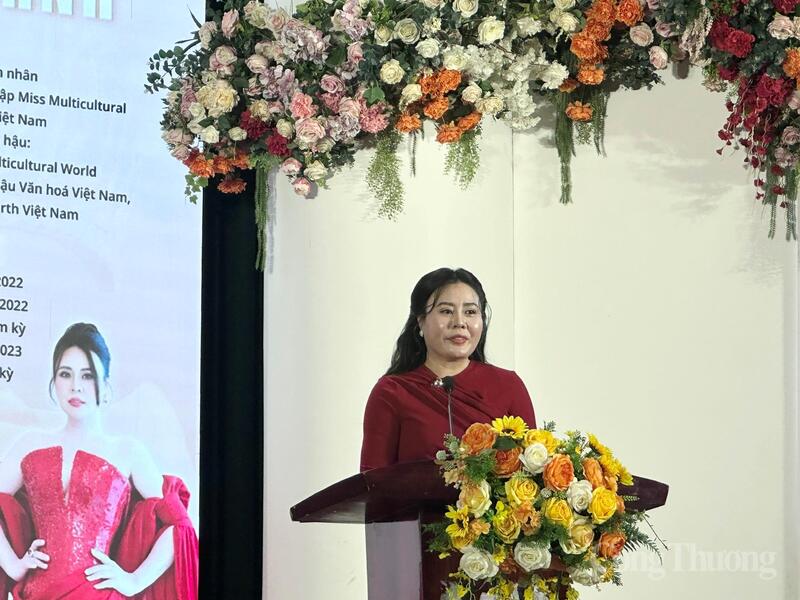 Hoa hậu Quý bà Hòa bình Quốc tế 2022 (Mrs Grand International 2022) Phan Kim Oanh - Tổng Giám đốc Phan Oanh Media chia sẻ về tổ chức các cuộc thi nhan sắc của đơn vị năm 2026.  Ảnh: Hoa Quỳnh
