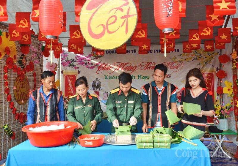 Hình ảnh quân và dân cùng nhau gói bánh chưng xanh.