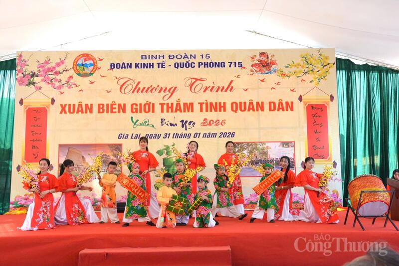 Tiết mục chào mừng của các cô trò vùng biên.