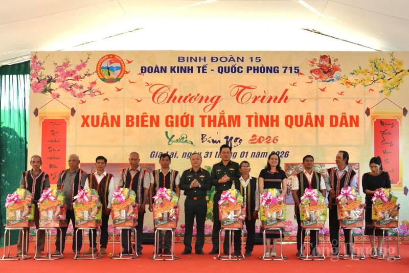 Những phần quà góp phần động viên tinh thần, sẻ chia khó khăn, giúp người dân vùng biên vui Xuân, đón Tết đầm ấm, an toàn.