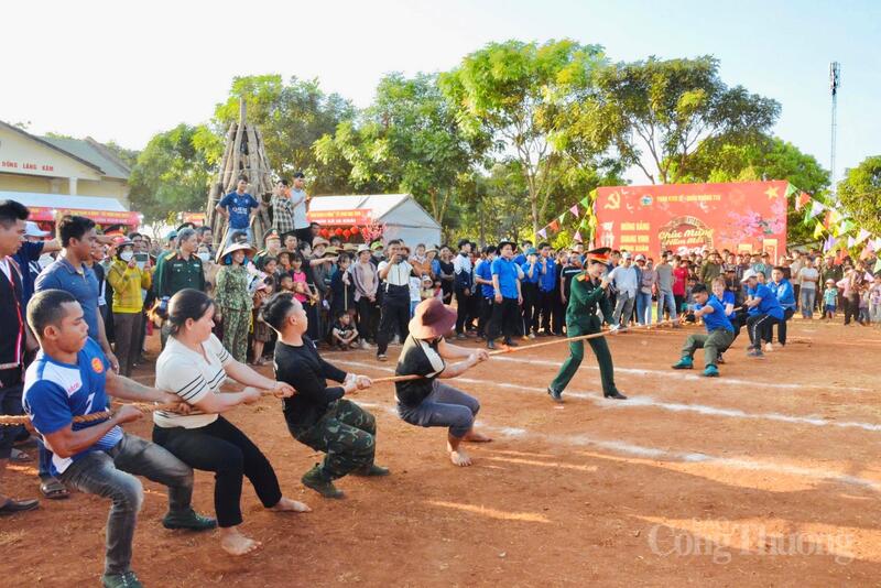 Trong chuỗi chương trình còn diễn ra cuộc thi trò chơi dân gian.