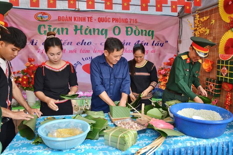 Quân và dân cùng nhau gói bánh chưng trong cuộc thi.
