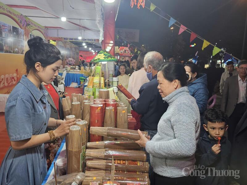 Người dân tham quan mua sắm tại ngày hội.