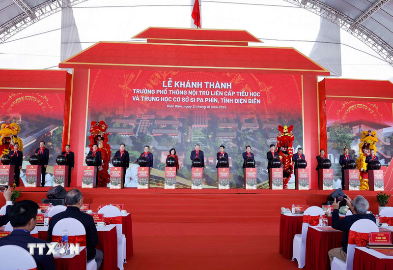 Tổng Bí thư Tô Lâm và Đoàn công tác của Trung ương thực hiện nghi thức khánh thành Trường Phổ thông Nội trú liên cấp Tiểu học và Trung học cơ sở Si Pa Phìn. Ảnh: Thống Nhất/TTXVN