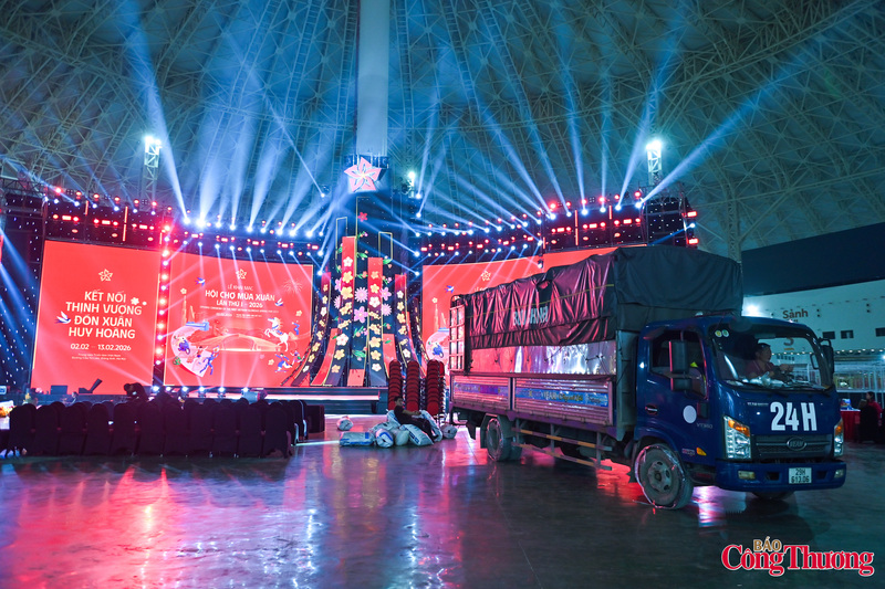 Ghi nhận của phóng viên Báo Công Thương, hàng trăm công nhân, kỹ sư, cán bộ kỹ thuật đang miệt mài thi công xuyên đêm, chạy đua với thời gian để kịp tiến độ, bảo đảm chất lượng cho sự kiện xúc tiến thương mại quan trọng đầu năm.
