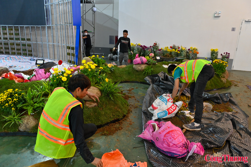 Không khí làm việc khẩn trương tại công trường Hội chợ Mùa Xuân 2026.