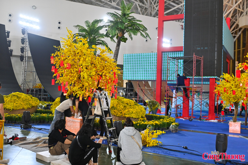 Khu trưng bày sản phẩm đang được hoàn thiện những công đoạn cuối.