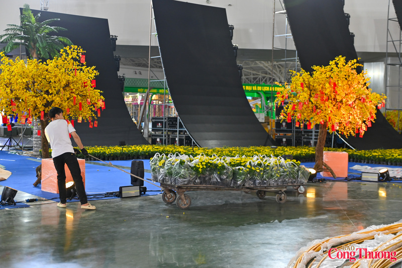 “Dù vất vả nhưng ai cũng ý thức rõ trách nhiệm của mình, mong muốn góp phần tạo nên một hội chợ khang trang, chuyên nghiệp, phục vụ tốt nhất cho doanh nghiệp và người dân”, một công nhân chia sẻ.