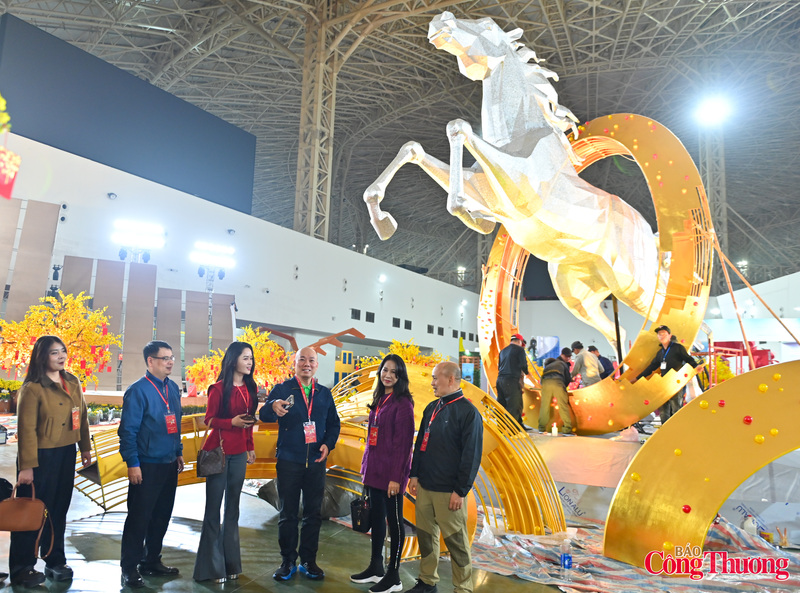 Tối 31/1, lãnh đạo Cục Xúc tiến thương mại (Bộ Công Thương) cùng đoàn kiểm tra đã trực tiếp kiểm tra thực tế tiến độ thi công tại khu vực Hội chợ Mùa Xuân 2026.