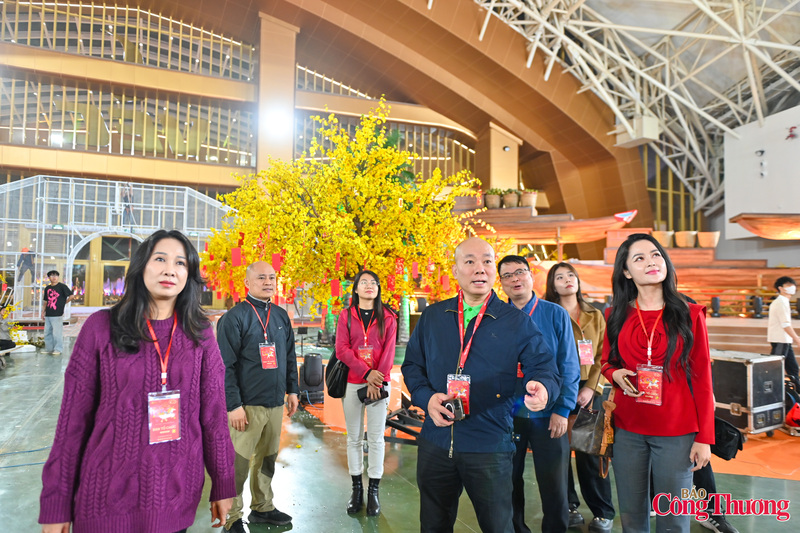 Theo đại diện Ban Tổ chức, Hội chợ Mùa Xuân 2026 không chỉ là hoạt động thương mại thường niên phục vụ nhu cầu mua sắm Tết của người dân mà còn là điểm nhấn kết nối cung cầu, quảng bá sản phẩm trong nước, đặc biệt là hàng Việt Nam chất lượng cao. Vì vậy, mọi khâu chuẩn bị đều được đặt yêu cầu cao về tiến độ, mỹ quan và an toàn lao động.