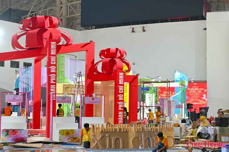 Dưới ánh đèn công trường rực sáng, từng hạng mục như gian hàng tiêu chuẩn, hệ thống điện chiếu sáng, sân khấu trung tâm, khu trưng bày sản phẩm OCOP và khu ẩm thực được triển khai đồng bộ. Tiếng máy móc, tiếng trao đổi kỹ thuật vang lên đều đặn, phản ánh tinh thần làm việc nghiêm túc, trách nhiệm của đội ngũ thi công.