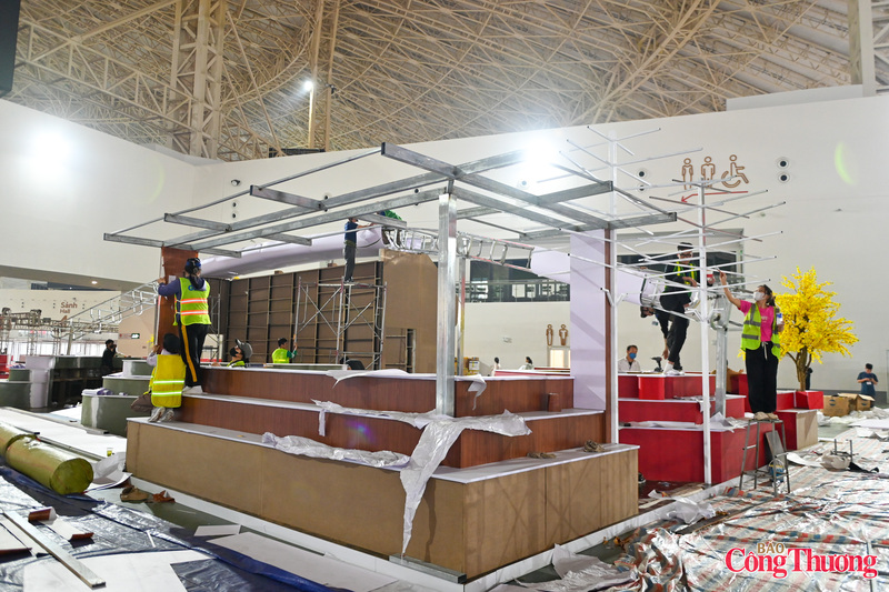 Công nhân thi công gian hàng trong đêm tại khu vực Hội chợ Mùa Xuân 2026.