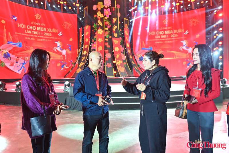 Cục trưởng Vũ Bá Phú nhấn mạnh yêu cầu tuân thủ nghiêm các quy định về an toàn lao động, phòng cháy, chữa cháy và vệ sinh môi trường, nhằm bảo đảm Hội chợ Mùa Xuân 2026 diễn ra an toàn, hiệu quả, tạo dấu ấn tích cực ngay từ những ngày đầu năm mới.