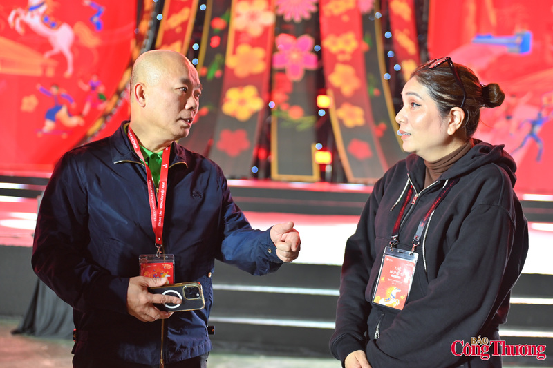 Lãnh đạo Cục Xúc tiến thương mại trao đổi với đạo diễn chương trình tổng duyệt cũng như lễ chính thức.