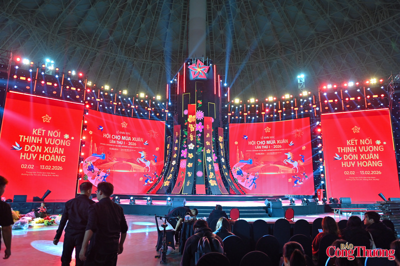 Các hạng mục sân khấu trung tâm sẵn sàng cho chương trình tổng duyệt.