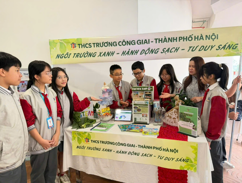 Bà Dương Thị Minh Thắm - Phó Hiệu trưởng Trường THCS Trương Công Giai (phường Cầu Giấy, TP. Hà Nội) cùng học sinh chia sẻ sáng kiến giảm rác thải nhựa. Ảnh: Mai Đan