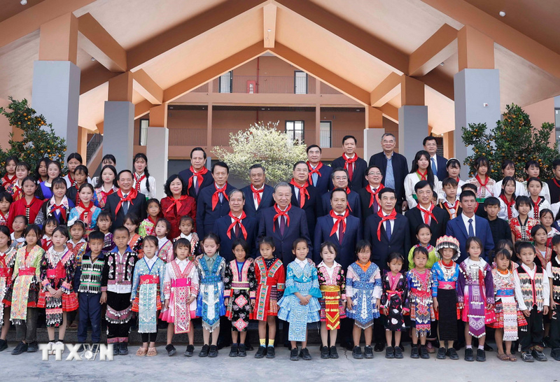 Tổng Bí thư Tô Lâm và Đoàn công tác của Trung ương với thầy cô và học sinh Trường Phổ thông Nội trú liên cấp Tiểu học và Trung học cơ sở Si Pa Phìn. Ảnh: Thống Nhất/TTXVN