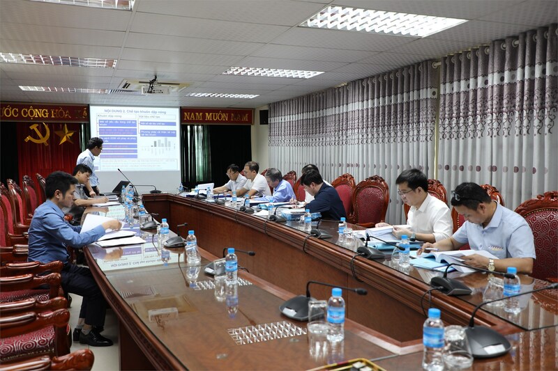 PGS.TS Phạm Văn Đông báo cáo kết quả nghiên cứu với Hội đồng nghiệm thu. Ảnh: HaUI