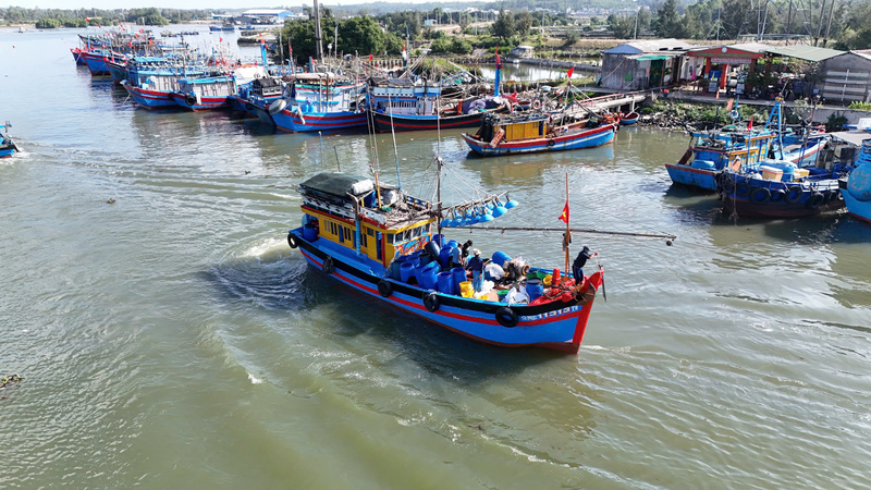 Những ngày cuối năm, các chuyến tàu tấp nập vào bờ với tôm cá đầy khoang. Ảnh: Nguyễn Dương