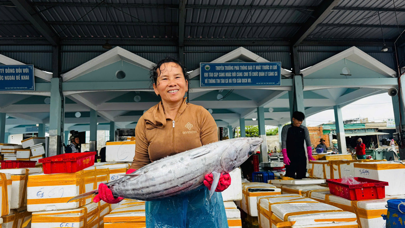 Nụ cười phấn khởi khi thu hoạch được nhiều tôm cá. Ảnh: Nguyễn Dương