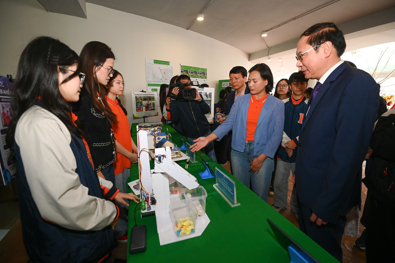 Thứ trưởng Lê Công Thành (ngoài cùng từ bên phải sang) cùng các đại biểu thăm gian trưng bày mô hình của các đơn vị đoạt giải. Ảnh: Tùng Đinh