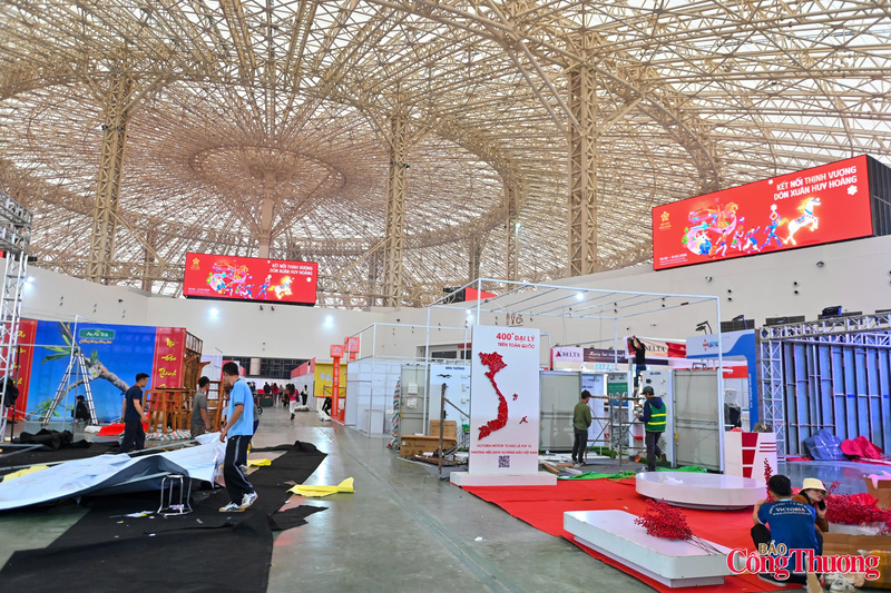 Khu gian hàng bước vào giai đoạn hoàn thiện cuối cùng, các hạng mục trưng bày được lắp đặt đồng bộ trước giờ khai mạc. Ảnh: Nam Nguyễn