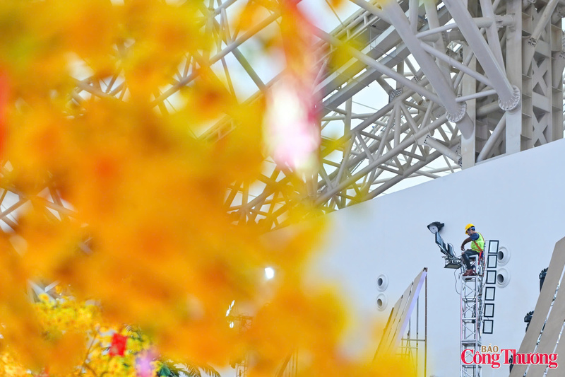 Các đơn vị thi công phối hợp rà soát kỹ thuật, điều chỉnh từng hạng mục để bảo đảm an toàn và tính thẩm mỹ cho không gian trưng bày. Ảnh: Nam Nguyễn