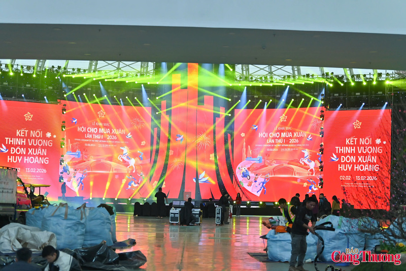 Sân khấu trung tâm bước vào giai đoạn lắp đặt, chạy thử hệ thống âm thanh, ánh sáng phục vụ lễ khai mạc Hội chợ Mùa Xuân lần thứ nhất năm 2026. Ảnh: Nam Nguyễn