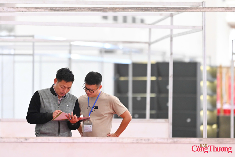 Công tác kiểm tra, đối chiếu tiến độ được thực hiện trực tiếp tại hiện trường, bảo đảm các gian hàng hoàn thiện đúng kế hoạch. Ảnh: Nam Nguyễn