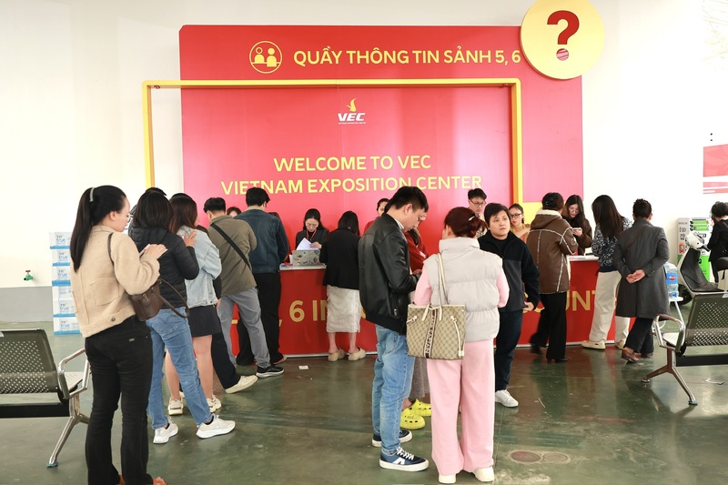 Doanh nghiệp, gian hàng làm thủ tục nhận thẻ đăng ký tại hội chợ. Ảnh: Quỳnh Trang.