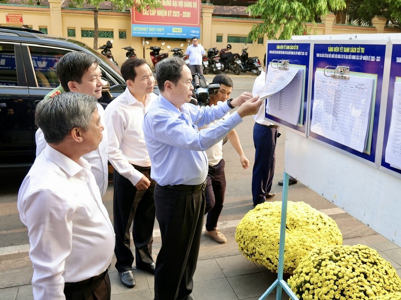 Chủ tịch Quốc hội và Đoàn công tác trực tiếp kiểm tra việc niêm yết danh sách cử tri