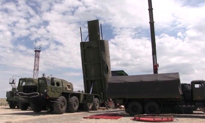 Tên lửa UR-100N UTTKh và thiết bị lượn siêu vượt âm Avangard. Ảnh: TASS