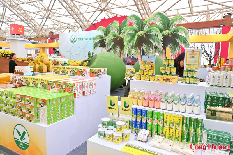 Các sản phẩm đa dạng của Công ty cổ phần đầu tư Dừa Bến Tre (bên phải, Ảnh: Nguyễn Nam)