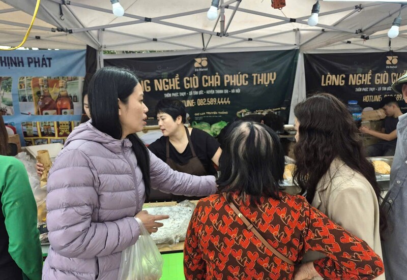 Gian hàng của các tỉnh, thành rất đông khách tham quan, mua sắm. Ảnh: Mai Liễu