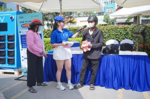 Anh Hữu Tâm (áo đen) vui mừng khi tham gia lái thử miễn phí và nhận quà bốc thăm trúng thưởng