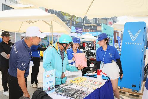 Người dân được tư vấn tận tình về các giải pháp hỗ trợ tài chính và chương trình hậu mãi của VinFast