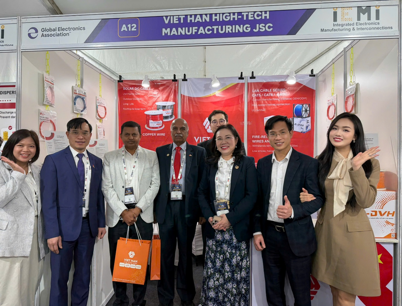 Ông Bùi Trung Thướng, Tham tán Thương mại (thứ 2 bên trái) hỗ trợ doanh nghiệp Việt Nam kết nối giao thương tại IEMI 2026.