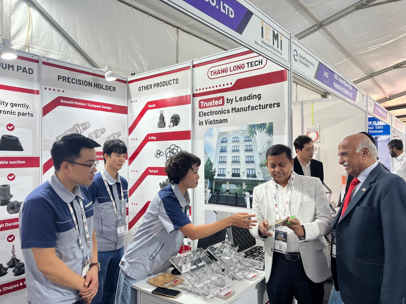 Ông N. Srinivasa Murthy - Lãnh sự Danh dự Việt Nam tại Bangalore (bên phải) thăm khu gian hàng Việt Nam