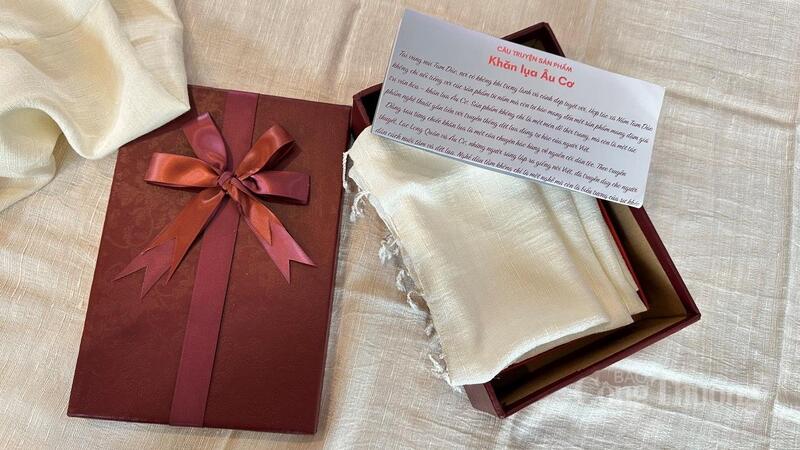 Khăn lụa Âu Cơ từ tơ tằm tự nhiên của Hợp tác xã Nấm Tam Đảo đã được chứng nhận OCOP 3 sao, trở thành sản phẩm quà tặng đặc sắc dịp Tết.